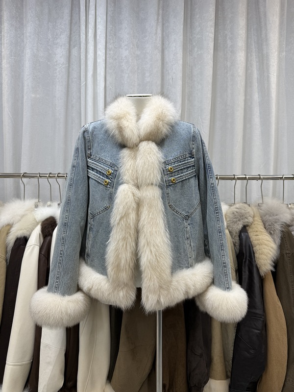 Oversized Fox Fur Collar, Goose down Lining, Short Fur Coat, Women's Parka, Loose Fit, 2026 Winter New Style Coat