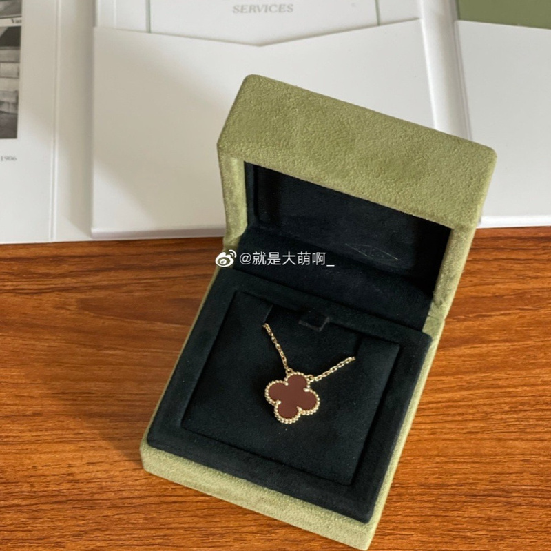 Vca/Van Cleef & Arpels Necklace Bracelet Four-Leaf Clover Medium Size Red Chalcedony 18K Gold Red Flower