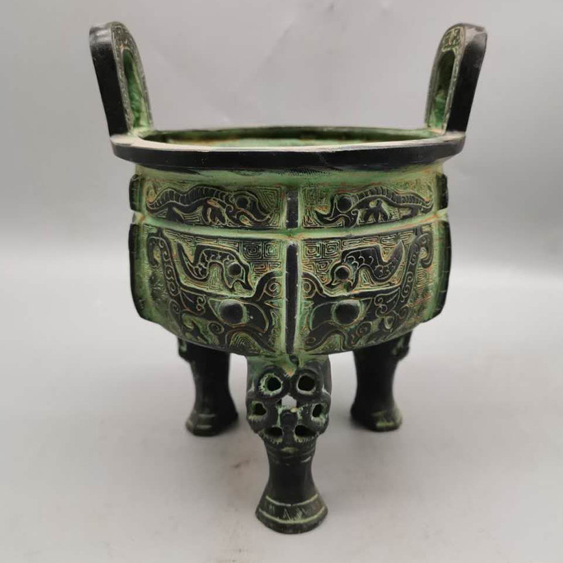 Antique collection antique bronze round tripod pre-Qin three-legged incense burner for Buddha offering home furnishings