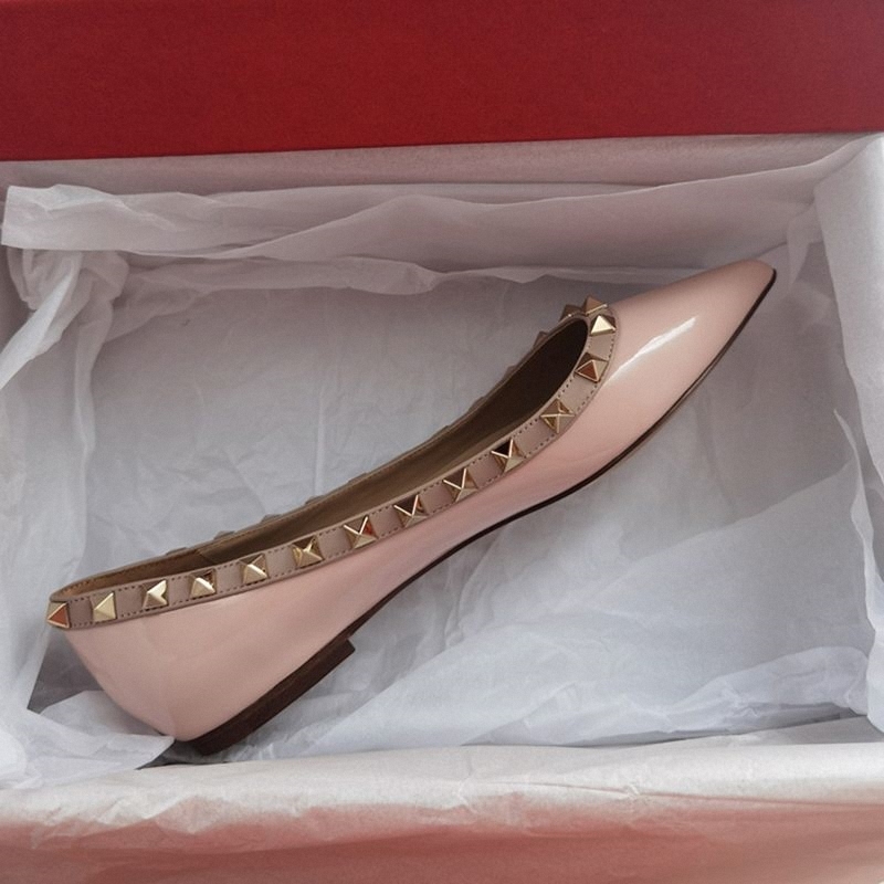 【Top Version】Women's Patent Leather Pointed Toe Flat Shoes with Rivets, Versatile Soft Sole Shallow Mouth Commuter Shoes with Studs