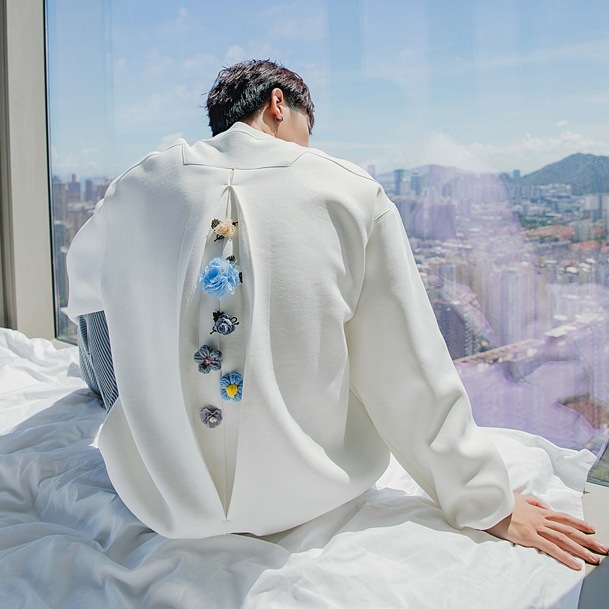 CHENGGUANG WANG x CHIC ERRO co-branded lazy wind top white crewneck crack sweatshirt men