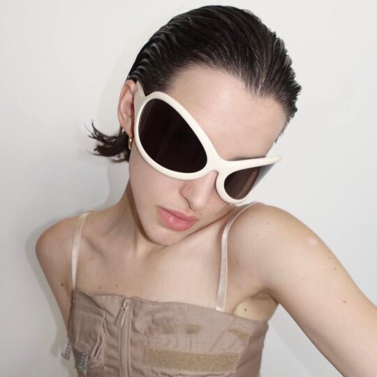 Exaggerated alien white frame black face-covering future technology style sunglasses to wear niche Y2K trendy sunglasses for men