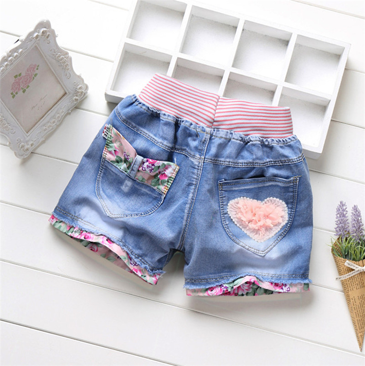 Giản dị cô gái hoang dã mặc phần mỏng rửa lỗ trẻ em quần short denim trong quần short trẻ em lớn trai mùa hè