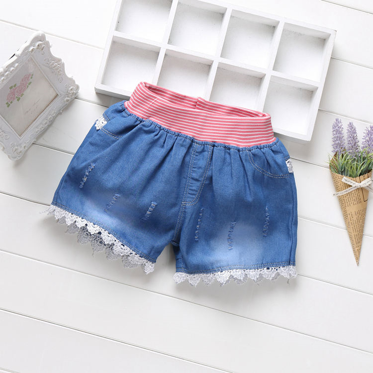 Giản dị cô gái hoang dã mặc phần mỏng rửa lỗ trẻ em quần short denim trong quần short trẻ em lớn trai mùa hè