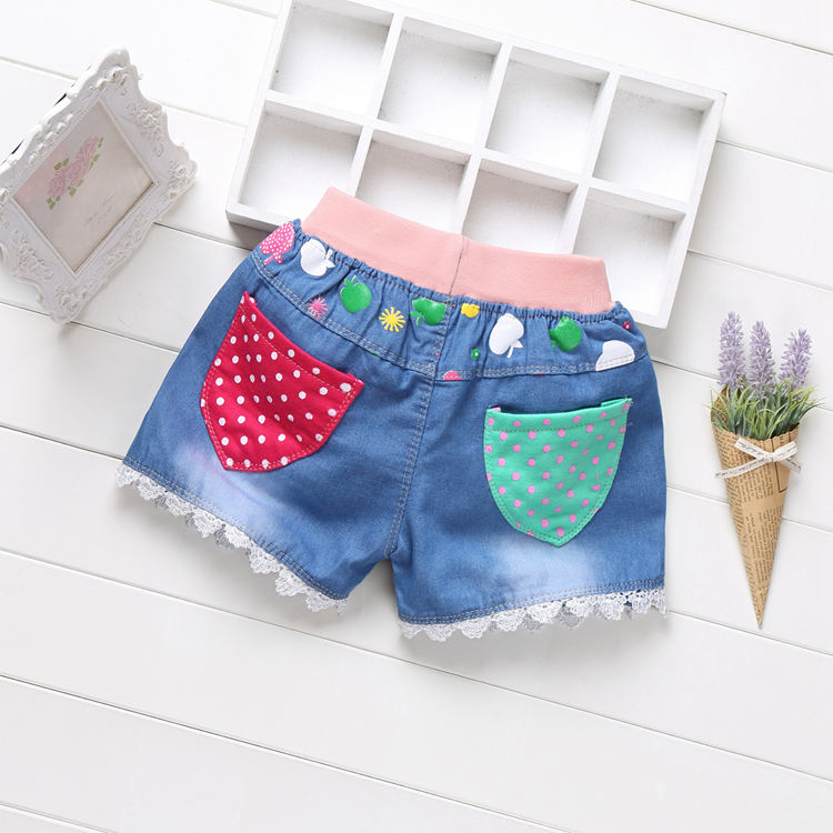 Giản dị cô gái hoang dã mặc phần mỏng rửa lỗ trẻ em quần short denim trong quần short trẻ em lớn trai mùa hè