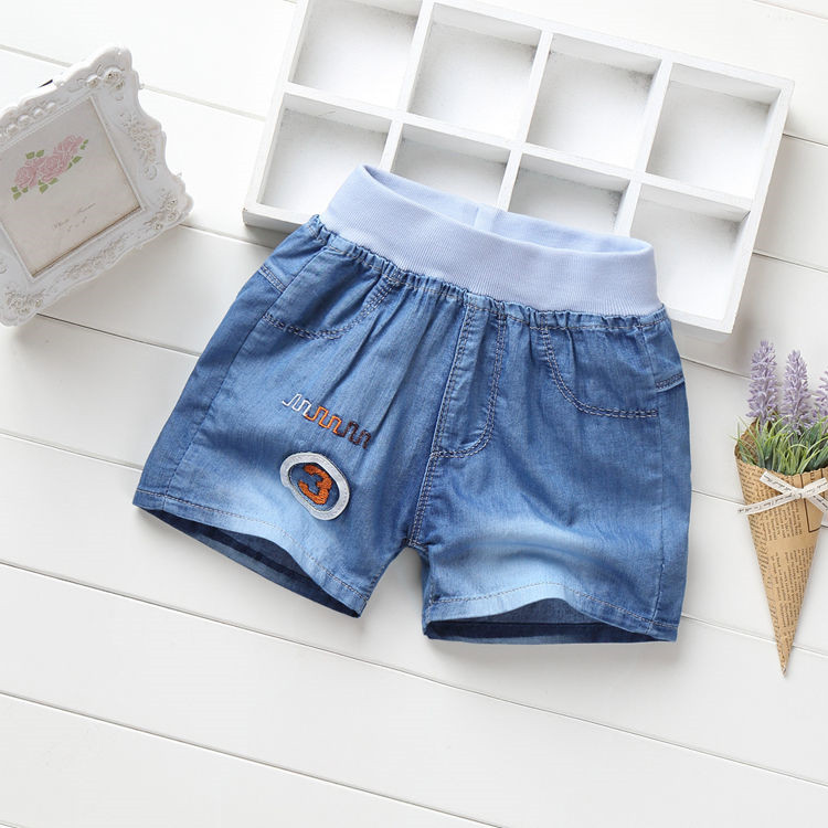 Giản dị cô gái hoang dã mặc phần mỏng rửa lỗ trẻ em quần short denim trong quần short trẻ em lớn trai mùa hè