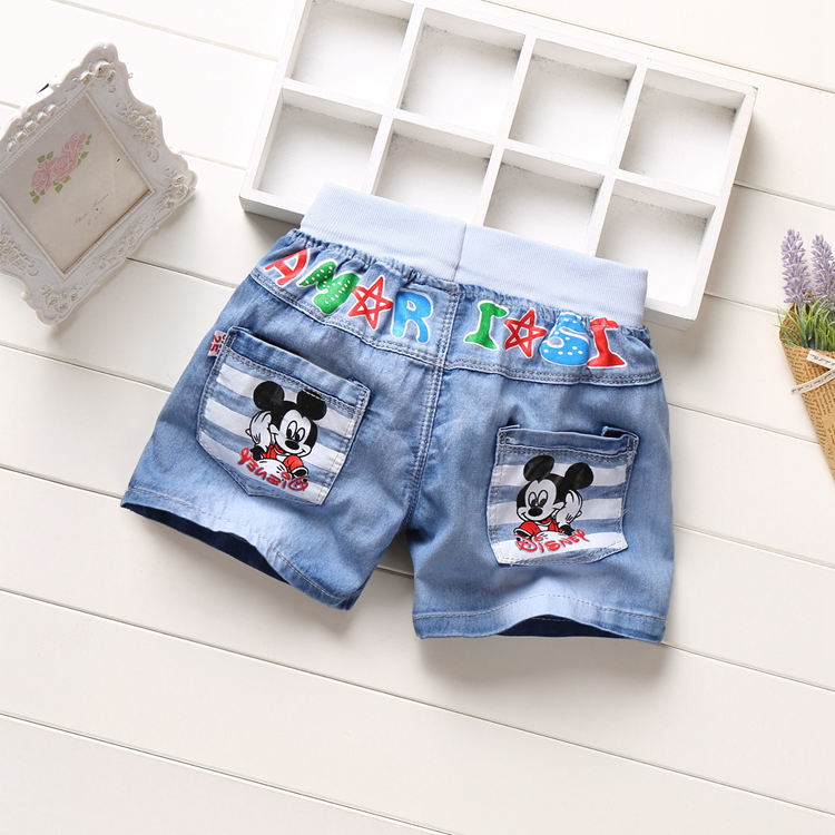 Giản dị cô gái hoang dã mặc phần mỏng rửa lỗ trẻ em quần short denim trong quần short trẻ em lớn trai mùa hè