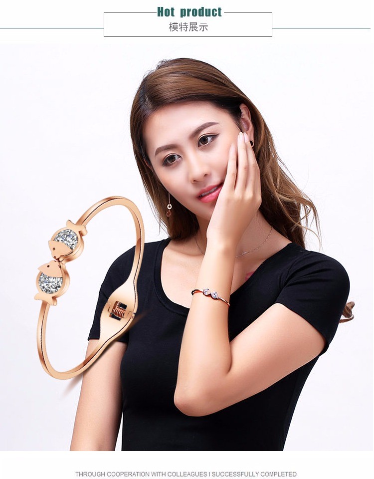 Vòng tay vàng hồng hôn cá Song Ngư Không phai mạ Vàng 18K Trang sức Vàng Mở Vòng tay bằng thép Titan gỗ huyết rồng