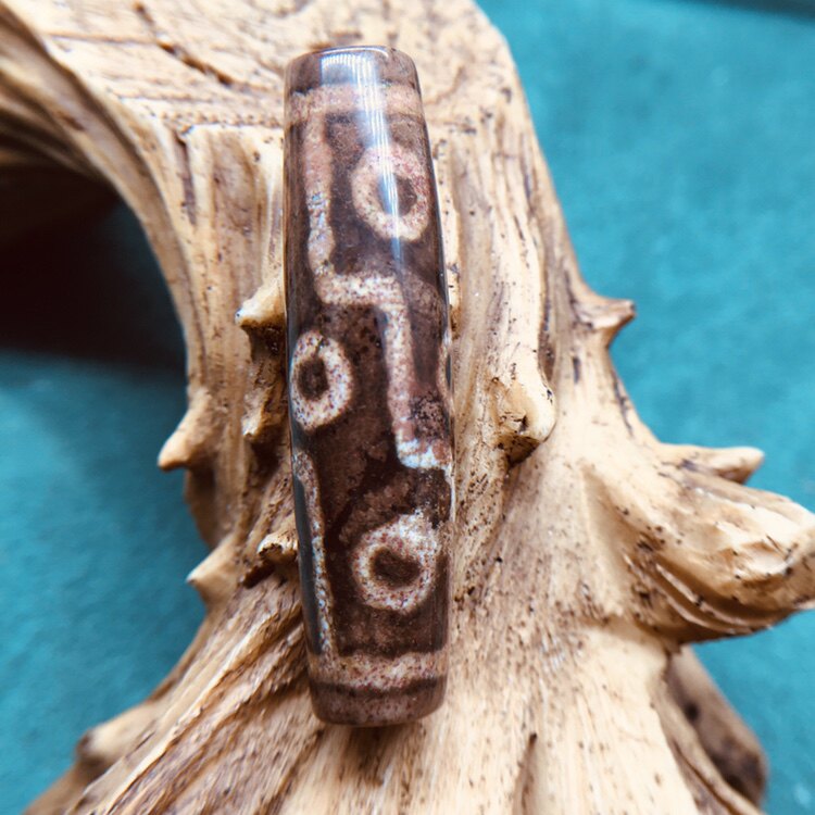 Boutique star with the same Tibetan red-skinned Xiangxiong sky-falling stone nine-inch shale full of cinnabar nine-eye dzi bead pendant pendant