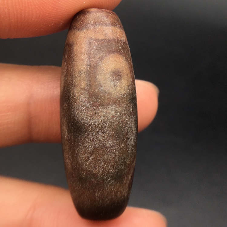 Natural Tibet Xiangxiong Jiuying shale sky falling stone full of cinnabar six-eyed dzi pendant pendant necklace men and women collection