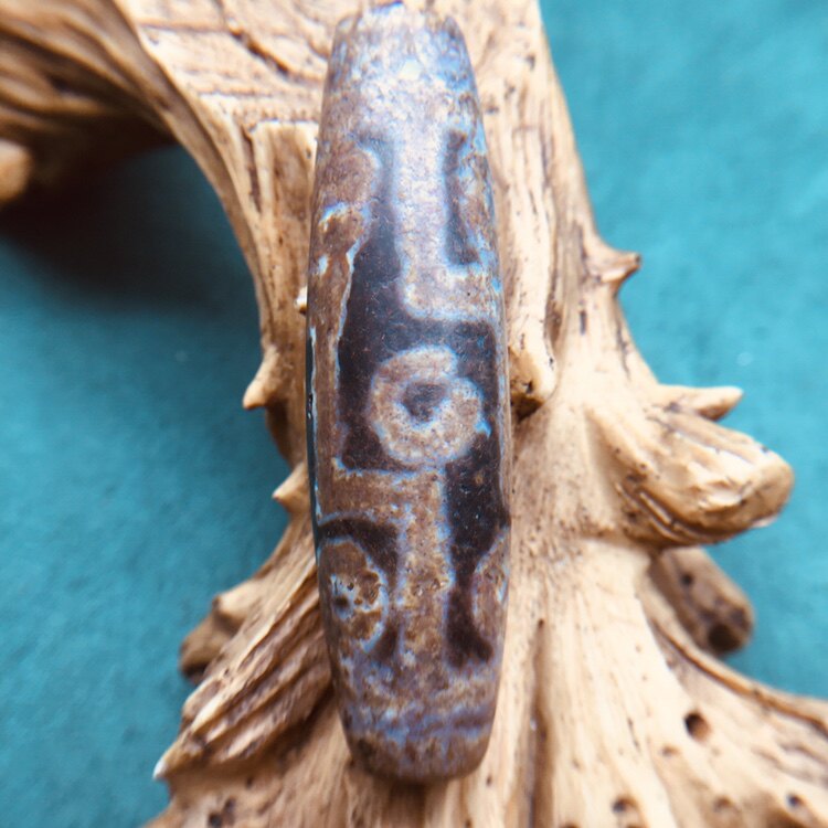 Natural Tibetan Tibetan backflow Xiangxiong Tianxiang stone nine-ying shale full of cinnabar nine-eyed fat old dzi pendant pendant