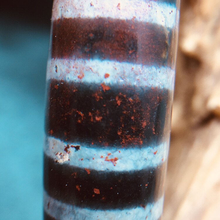 Natural Tibet Tibetan green leather Xiangxiong heavenly stone nine-inch shale full of cinnabar line beads dzi bead pendant pendant