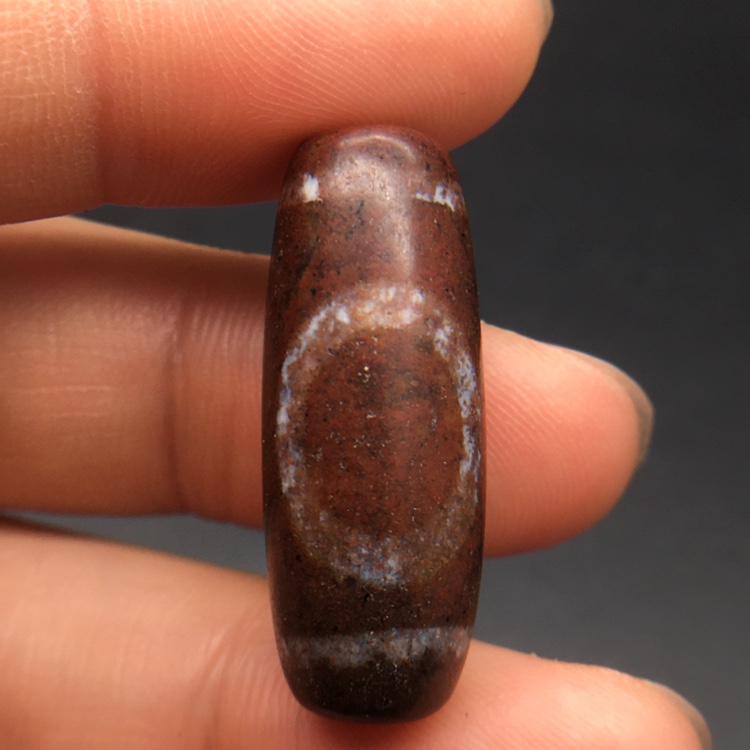 Natural Tibet Xiangxiong Jiuying shale sky falling stone full of cinnabar world old dzi bead pendant pendant necklace collection