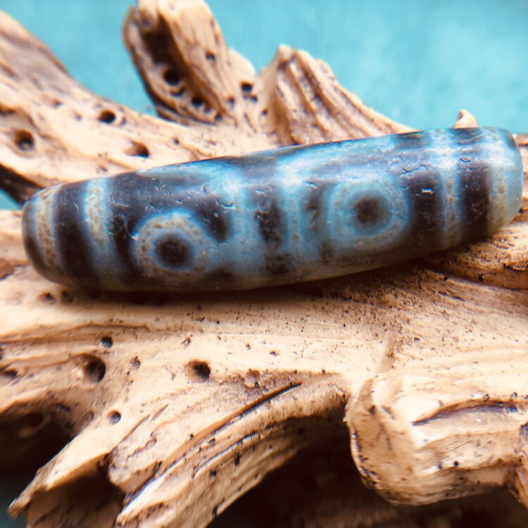 Natural Tibet Tibetan green leather Xiangxiong heavenly stone nine-inch shale full of cinnabar five-eyed dzi pendant pendant