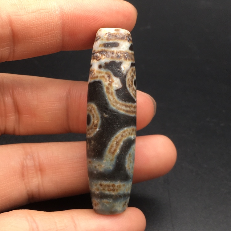 Natural genuine goods Tibet back Xiangtian Shixiu Jiuying shale agate with sand Four eyes old mine Old pearl old