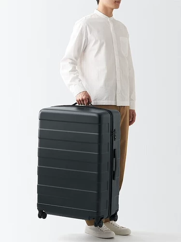 MUJI может свободно регулировать высоту чемодана-тележки с твердым корпусом (105 л) около 28 дюймов.