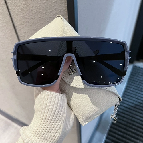 Трендовые солнцезащитные очки подходит для мужчин и женщин для влюбленных, популярно в интернете, изысканный стиль, по фигуре