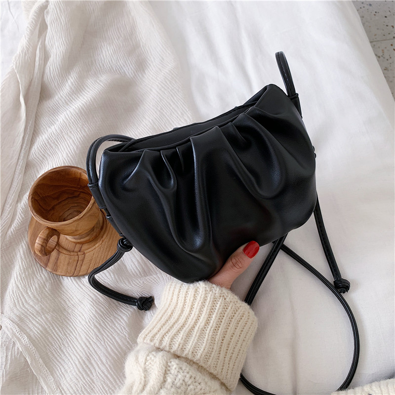 Singapore Women's Package 2021 New tide Official Qualifies Time for Han version Cloud Dove Genuine Leather Ultra Fire Skew Satchel Bag