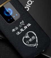 Черный песчаный муж обращает внимание на электроэнергию-без электричества)