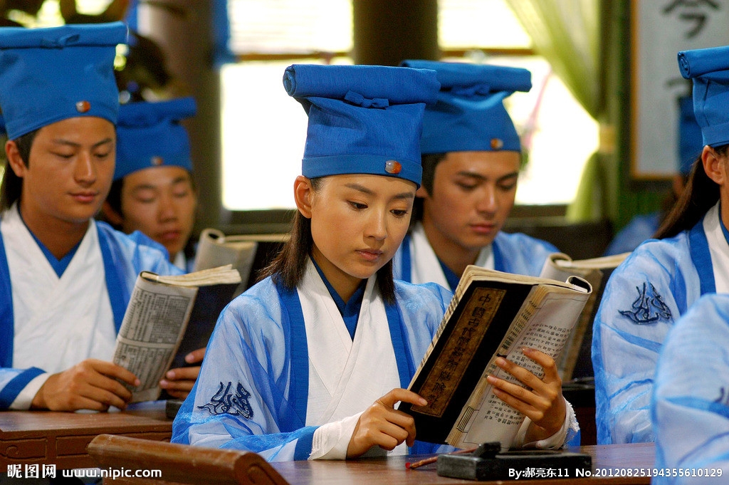 The Ancient Dress Beam and the Wishing Yingtai The Same Costume Ancient Book Students of the Republic of China with a graduation performance