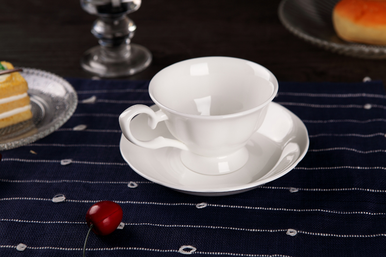 Pure white ipads China coffee cups and saucers suit elegant contracted coffee equipment European cup match in the afternoon coffee spoon