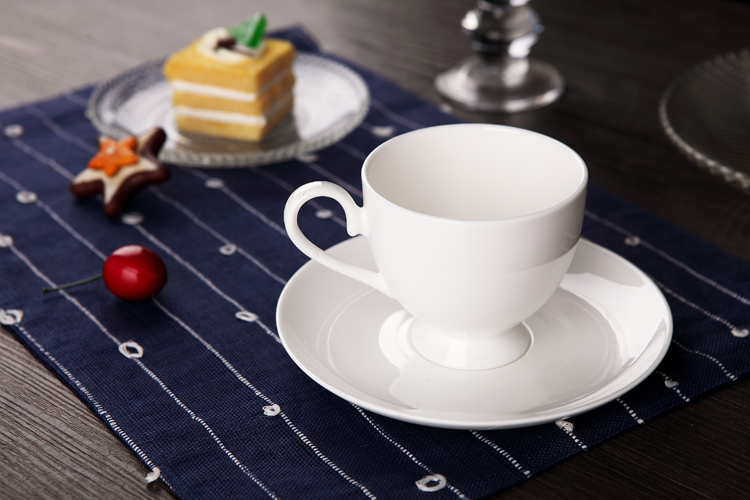 Pure white ipads China coffee cups and saucers suit elegant contracted coffee equipment European cup match in the afternoon coffee spoon