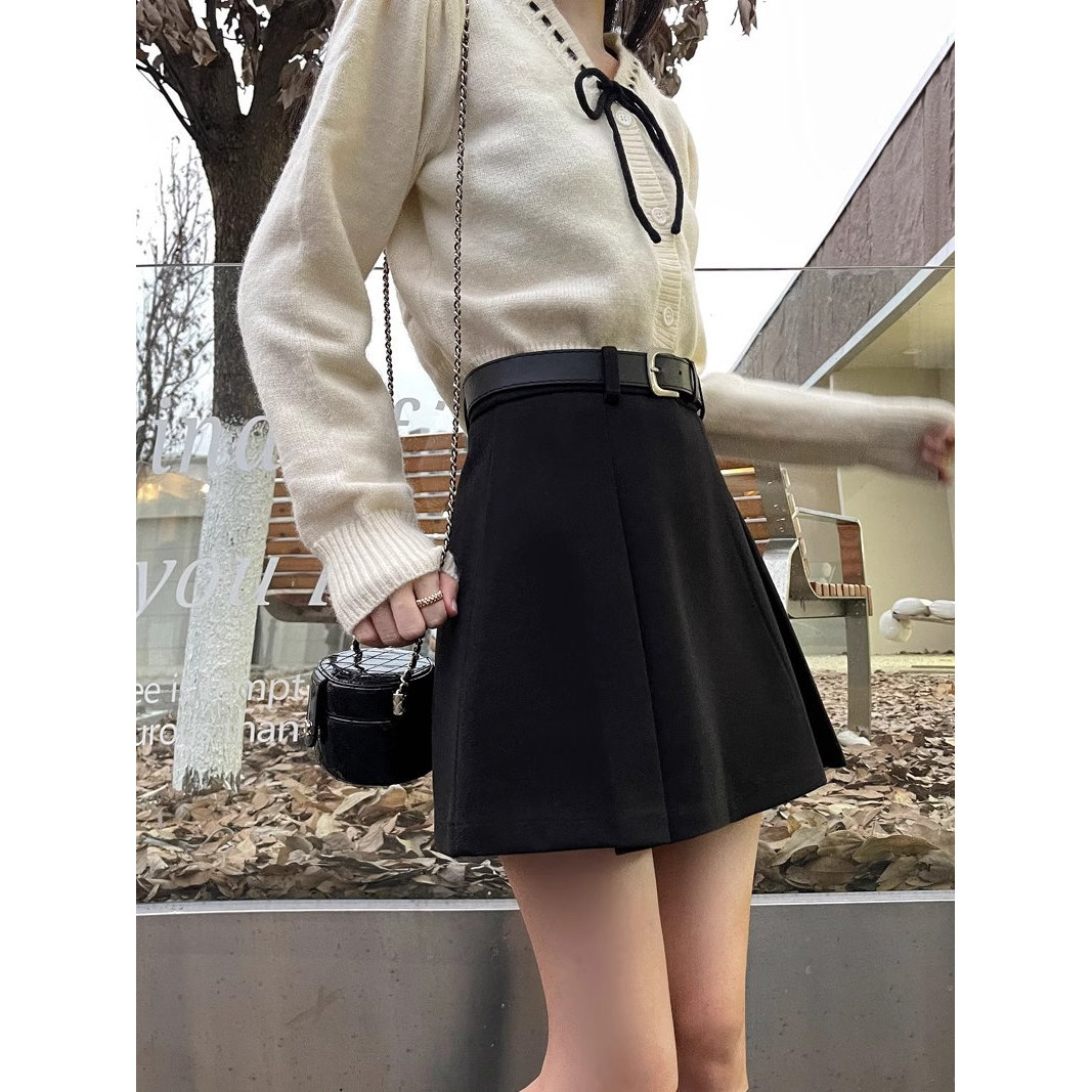 自在弧女性服装专家的LOGO