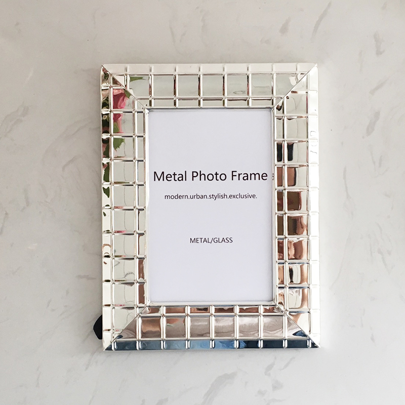 European-Style High-End Exquisite Metal Photo Frame Display Stand, Light Luxury Five-Inch 5 6 7 8 Picture Frame, Silver with a Sense of Sophistication