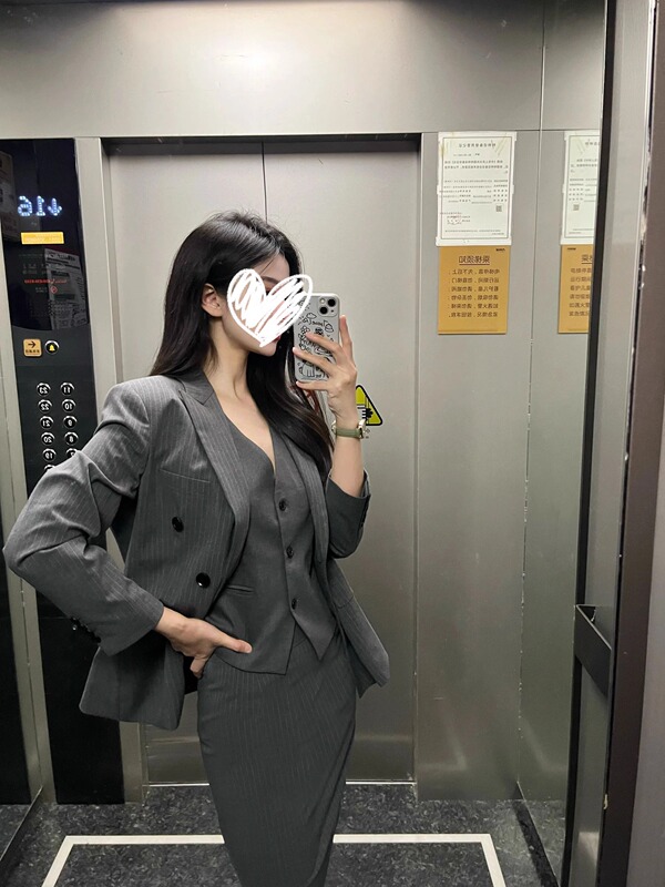 High-End Spring and Autumn New Style Gray Striped Suit Vest Three-Piece Set, Elegant and Slim-Fitting, Hip-Hugging Skirt Two-Piece Set High-End Spring and Autumn New Style Gray Striped Suit Vest Three-Piece Set, Elegant and Slim-Fitting, Hip-Hugging Skirt Two-Piece Set