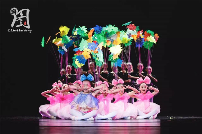 Phong cách hoa sen nhỏ thứ chín đuổi theo ánh nắng mặt trời chạy bộ trang phục trẻ em mẫu giáo sợi váy trẻ em đạo cụ quần áo - Trang phục thời trang cho bé