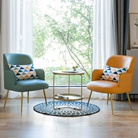 Два стула, один стол с двойным журнальным столом с каменной тарелкой