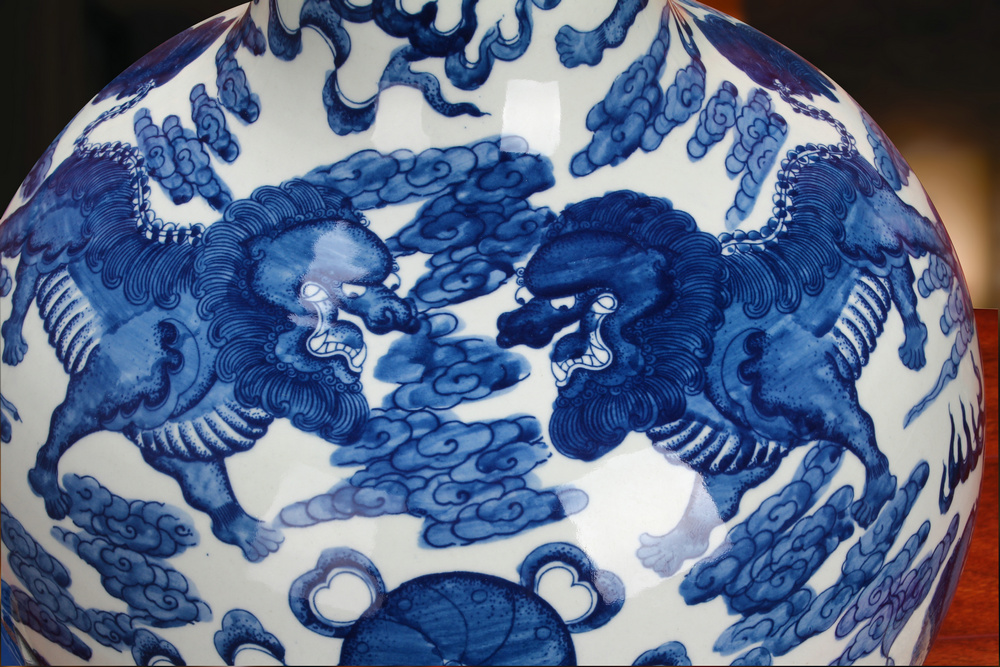 Jingdezhen ceramics high - grade hand - made kirin celestial sphere of blue and white porcelain vase Chinese style classical study furnishing articles