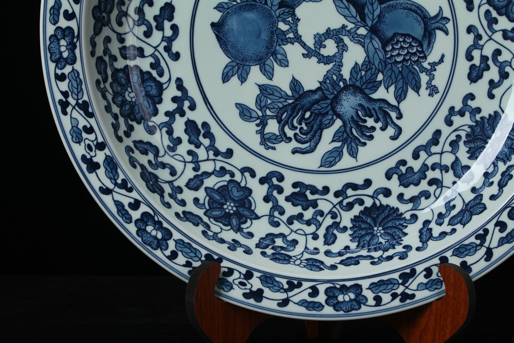 Jingdezhen ceramics high - end antique blue and white peach pomegranate plate sit plate modern Chinese handicraft collection