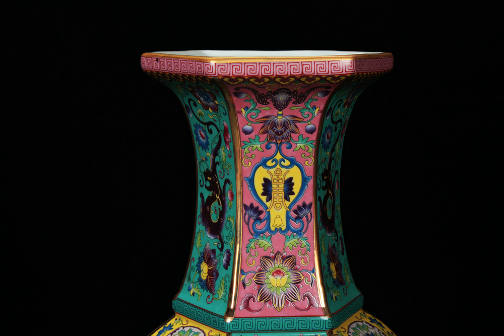 Jingdezhen ceramics, vases, antique green red hoard of enamel glaze Atlantic had six bottles of arts and crafts