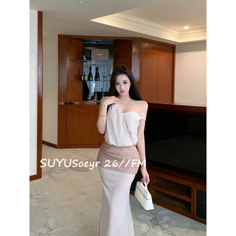 Soeyr Stroll through Capri: High-End Cross V-Neck Top and Slim-Fit Hip-Hugging Skirt Set