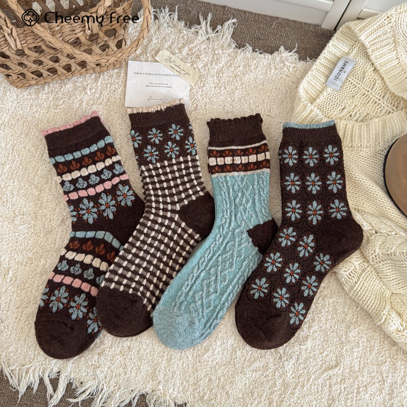 The Blue and Brown Daisy Flowers Are so Aesthetically Pleasing~ Sheep Wool Retains Heat and Doesn'T Irritate the Feet~ Prepare Thick Socks for Cooling Weather The Blue and Brown Daisy Flowers Are so Aesthetically Pleasing~ Sheep Wool Retains Heat and Doesn'T Irritate the Feet~ Prepare Thick Socks for Cooling Weather
