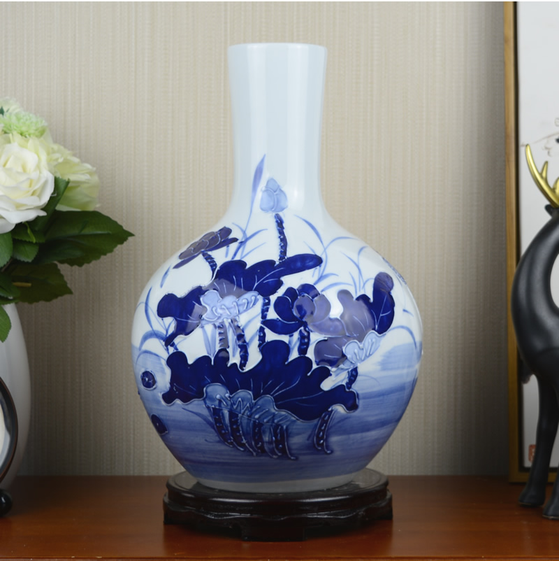 Jingdezhen ceramic vase hand carved Chinese blue and white porcelain is sitting room flower arranging rich ancient frame household adornment furnishing articles