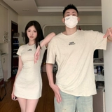 Летняя парная одежда для влюбленных, небольшая дизайнерская футболка, платье, брендовая юбка, в американском стиле, с вышивкой, тренд сезона, с акцентом на бедрах, французский стиль