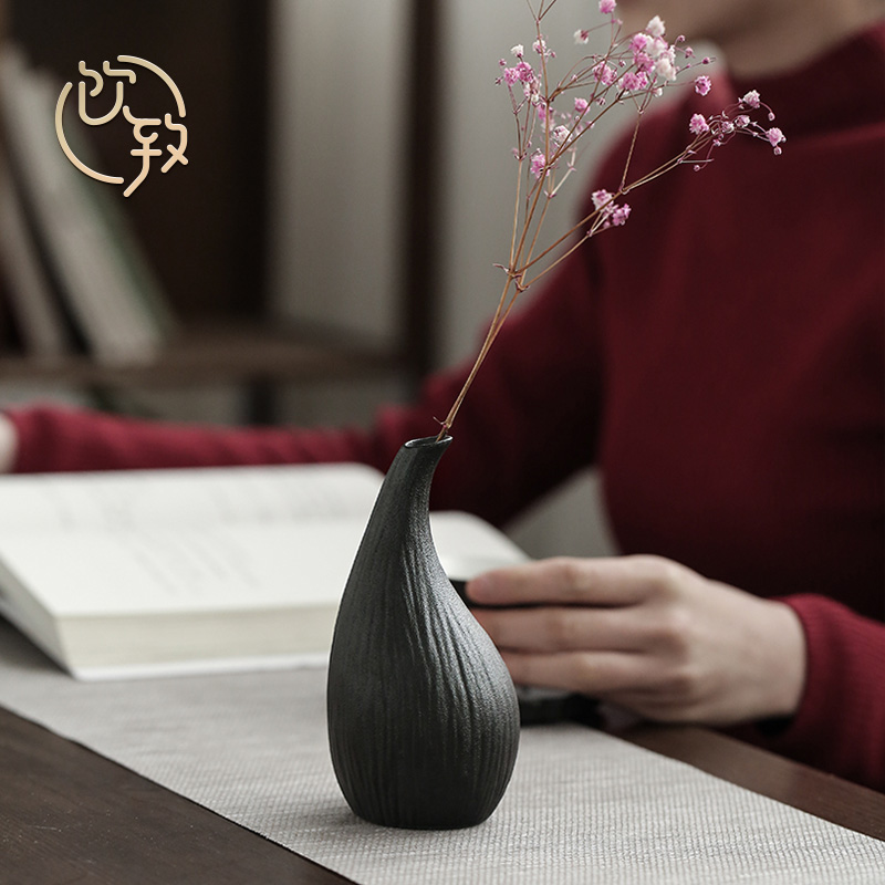 Ultimately responds to black pottery mini vase Japanese zen ceramic small dry flower flower arranging flower implement manual accessories to restore ancient ways furnishing articles