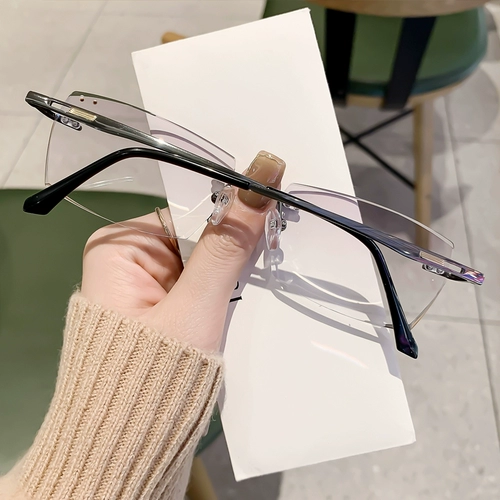 Бесплатные очки Myopia Super Light Pure Titanium можно оборудовать некоторым гранием бриллиантового края для глаз и бесцветными безрамными очками