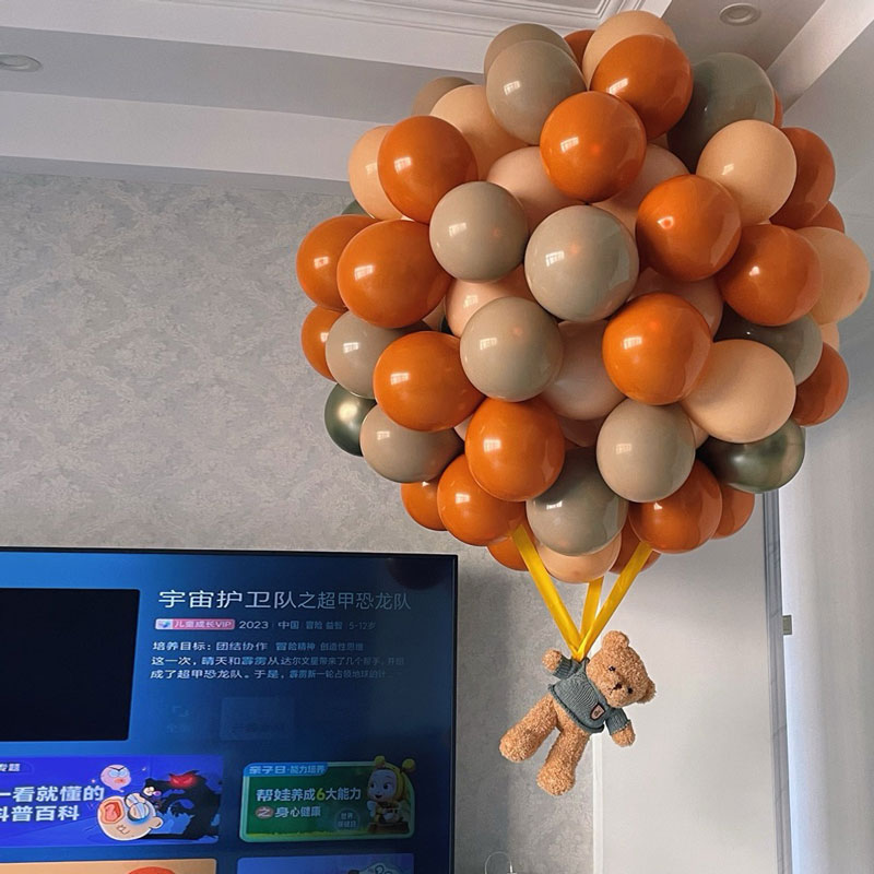 クリエイティブクマの浮遊熱気球誕生日中学校卒業装飾用品店の開店ウィンドウシーンレイアウト