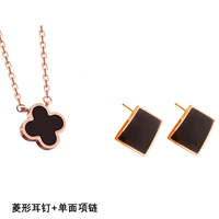 Черные серьги, черное ожерелье