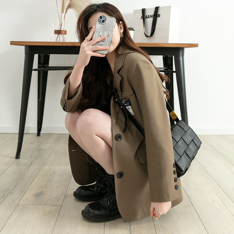 Small suit jacket women's design sense niche 2022 early autumn new tops high-end spring and autumn temperament casual suits