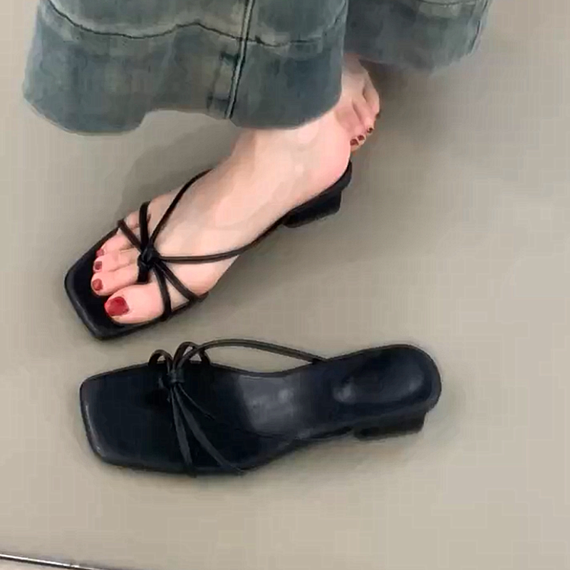French-Style Small Sandals for Women, Suitable for Outdoor Wear in Summer, Black Thin Strap, Low Chunky Heel, Square Toe, Flat Flip-Flops