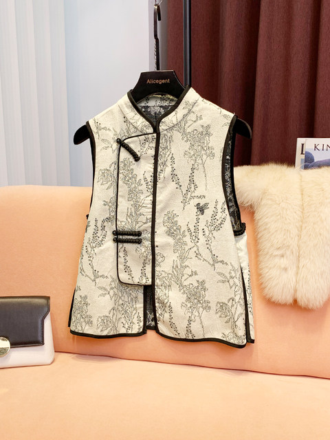 New Chinese-Style National Style Embroidered Buttoned Vest for Women, 2024 Autumn New Fashion Stylish Sleeveless Top