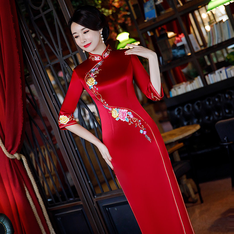 Happiness knot wine red satin embroidered cheongsam high-end catwalk performance long version happy mother-in-law dress wedding autumn and winter