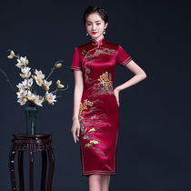 Happy wedding ceremony mother dress modified embroidered Cheongsam wine red acetic acid satin high-end mother-in-law dress 2021 New