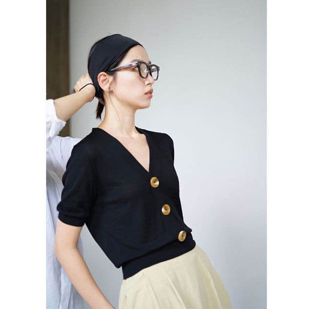 2022 Summer new buttons Design V collar Lazy Loose 100 lap knit short sleeve T-shirt female display slim pure color blouse