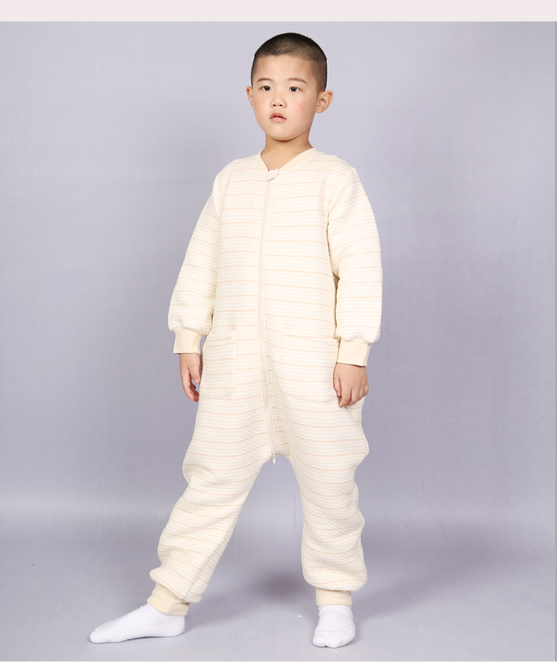 Bé trai mặc đồ ngủ liền màu cotton dày vào nhà vệ sinh phục vụ mùa thu đông có thể mặc đồ cho bé lớn và trẻ nhỏ để tránh đồ ngủ dài tay lạnh. áo liền quần cho bé