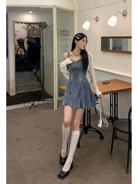 ການອອກແບບສອງສິ້ນ niche denim waist strap dress + cardigan ປ້ອງກັນແສງແດດຮ້ອນແບບສາວຊຸດກະໂປງສັ້ນສໍາລັບແມ່ຍິງ